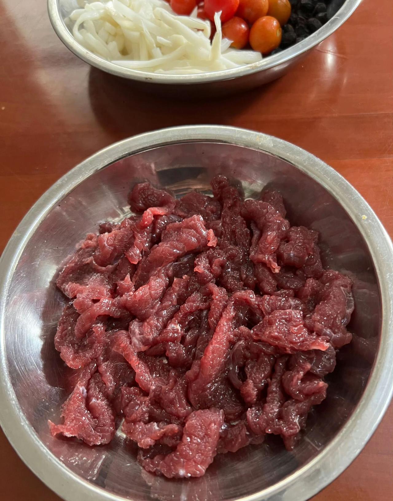 🌶️肥牛在酸汤里跳舞，辣油是舌尖的小烟花🎆。筷子起落间，烦恼都成了汤底的浮沫