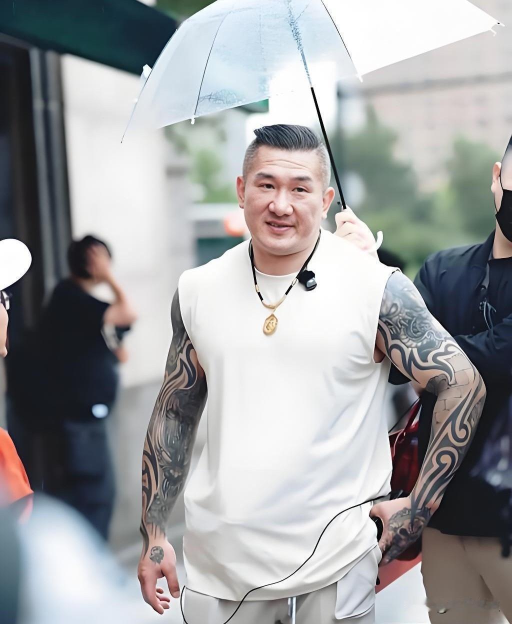 台湾馆长说：“看了特朗普访华，倍感当中国人的自豪。几百年来，遭到西方列强抢劫蹂躏