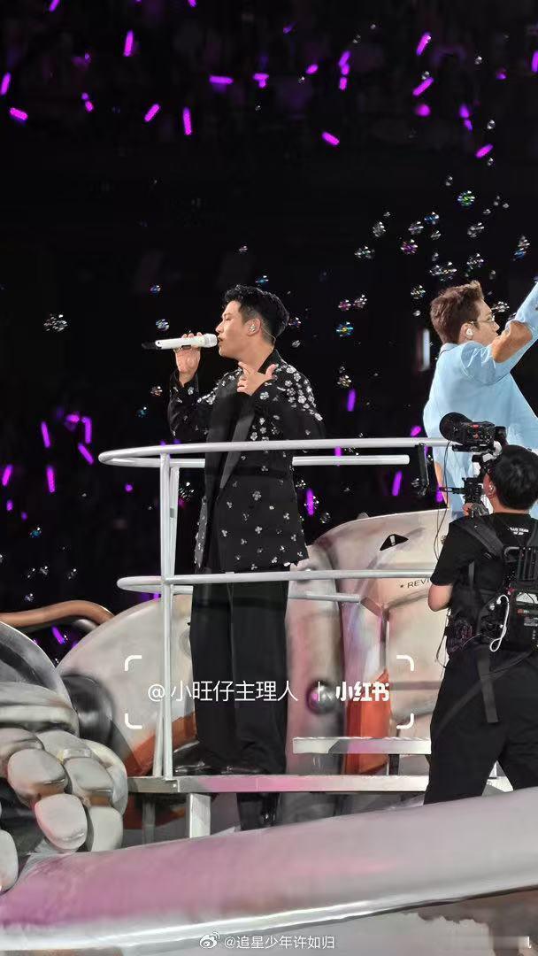 汪苏泷周兴哲错位图吓我一跳汪苏泷演唱会又一名场面诞生，和周兴哲错位抓拍，摄影届阎