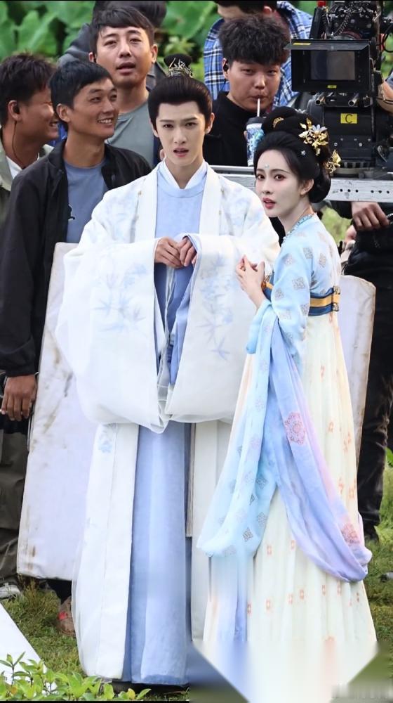 全网都被李昀锐和孟子义这副没见过世面的表情笑疯了，眼珠子都快瞪出屏幕了！  活动