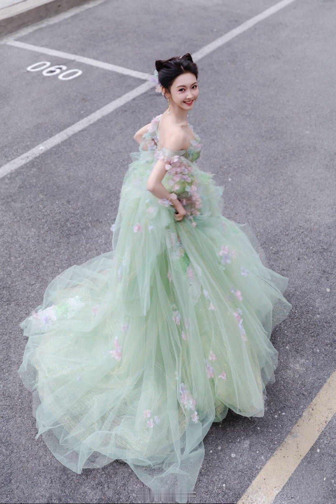 宣璐绿野精灵美成啥了 哇塞！宣璐穿上绿礼裙秒变绿野小精灵啦！裙摆晃呀晃，生机都要