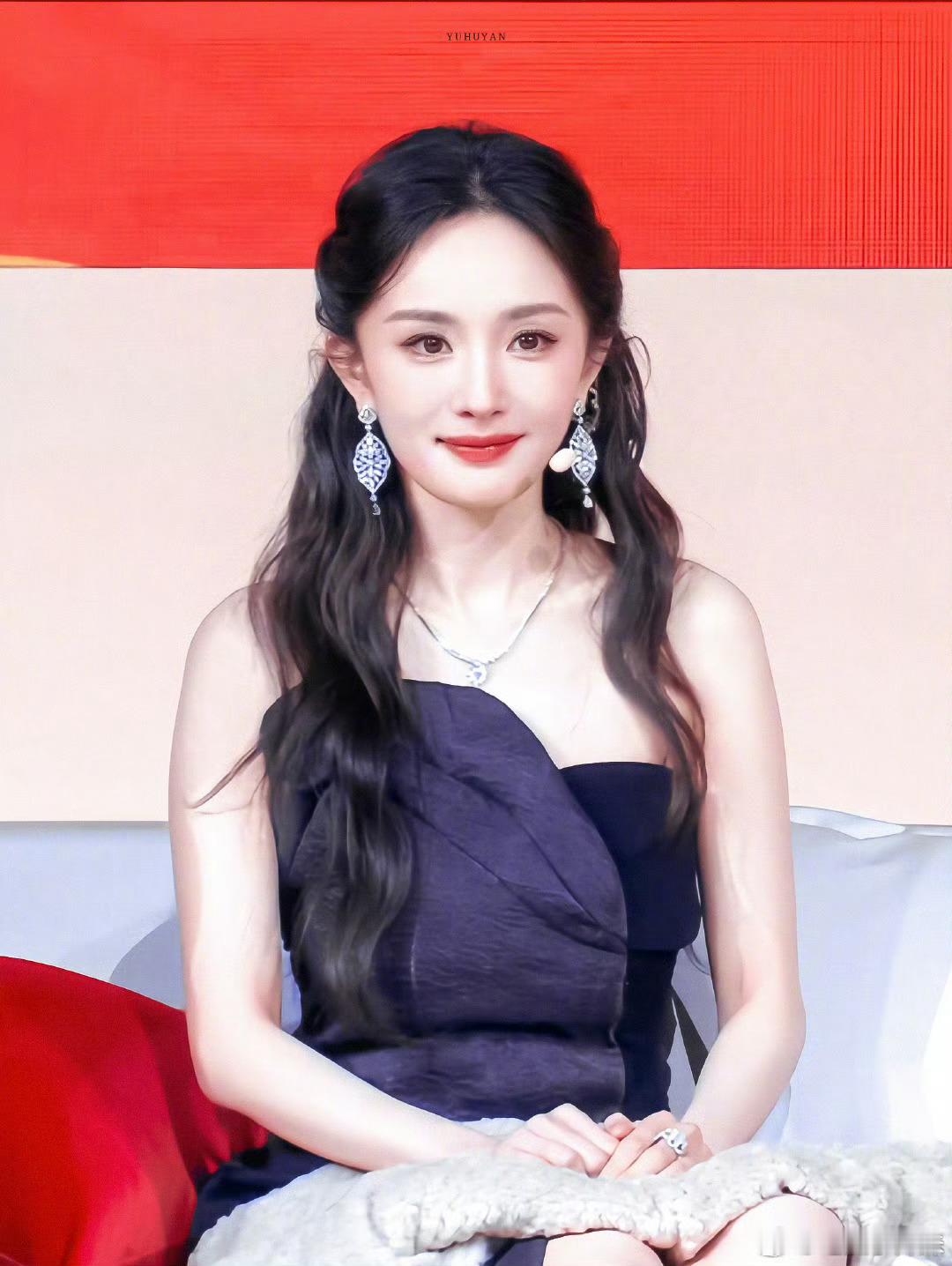 杨幂今年很爱这个发型，直播都选择了这一个发型。 