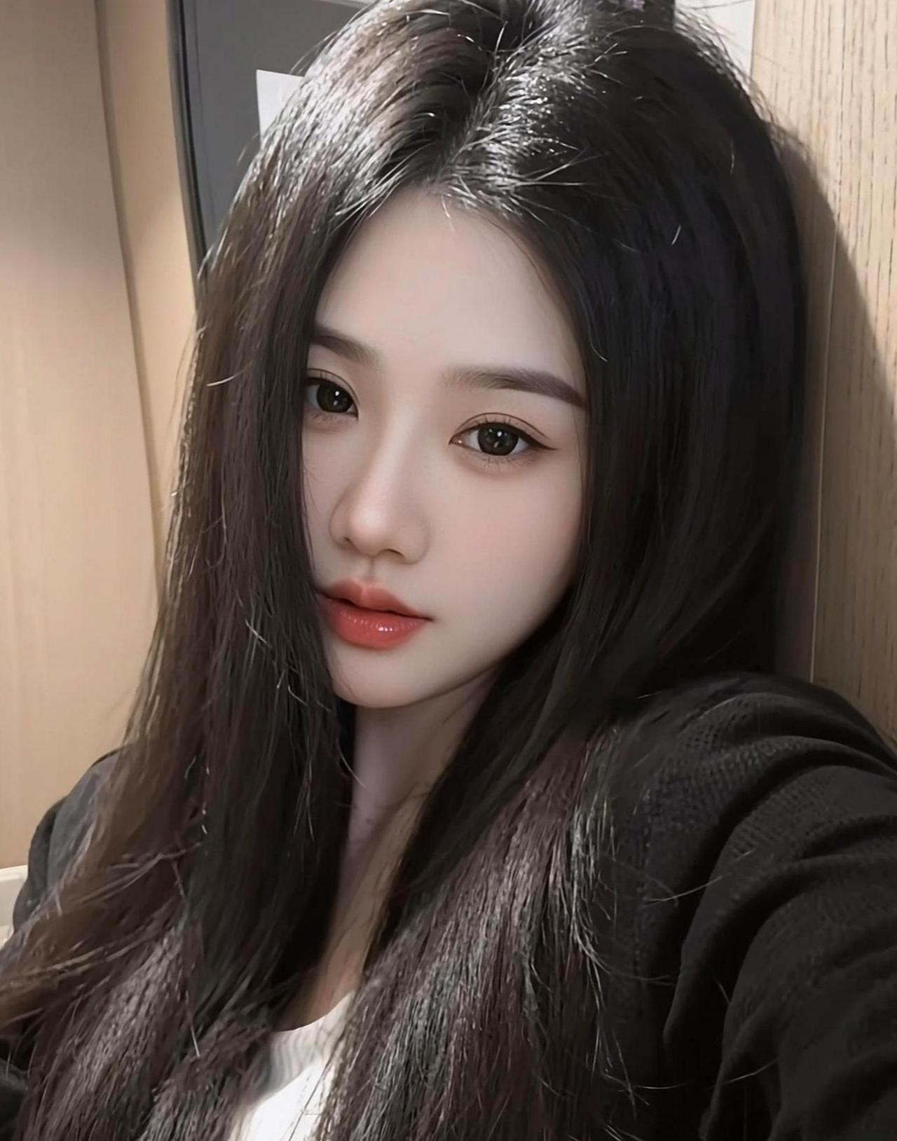 温柔甜美的少女，长发飘飘，红唇轻启，宛如画中的仙子。