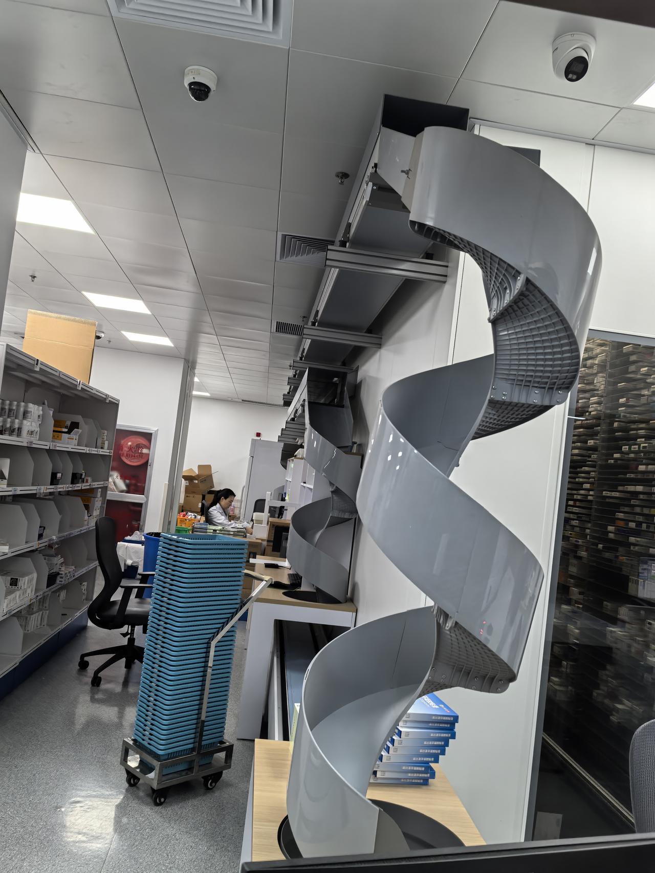 取药智能化设备让我开眼界了
      今天去我们这里的一家三甲医院配些药，好久