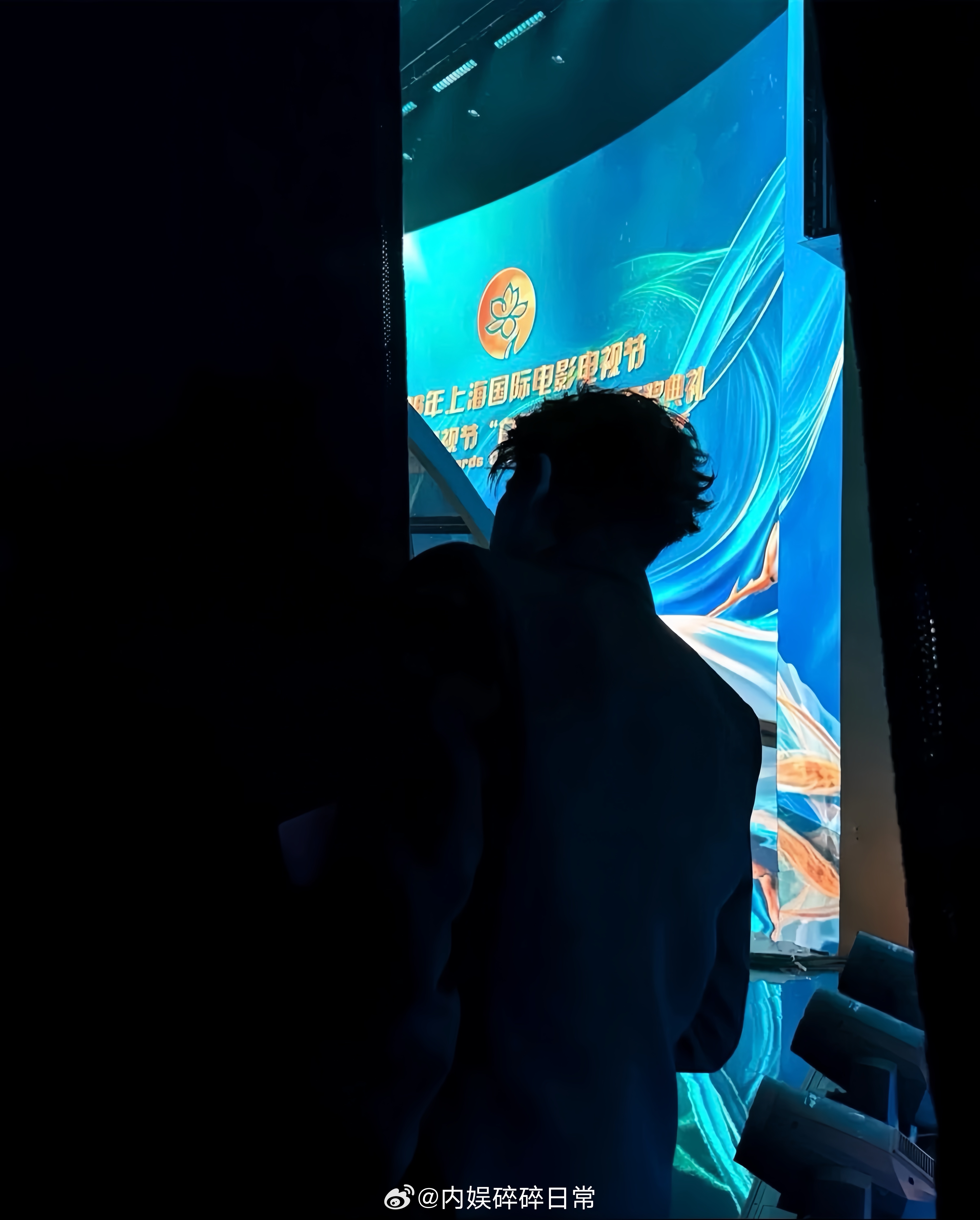 张凌赫张凌赫凌晨发ins 这腿长溢出屏幕啦在后台探头的样子好可爱凹 