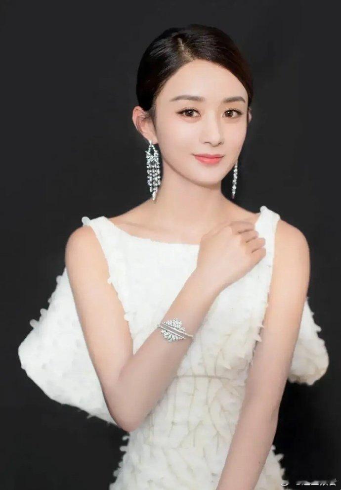 赵丽颖31岁嫁富二代，结婚4年，育有一子，没办婚礼已离婚。 张嘉倪27岁嫁富二代