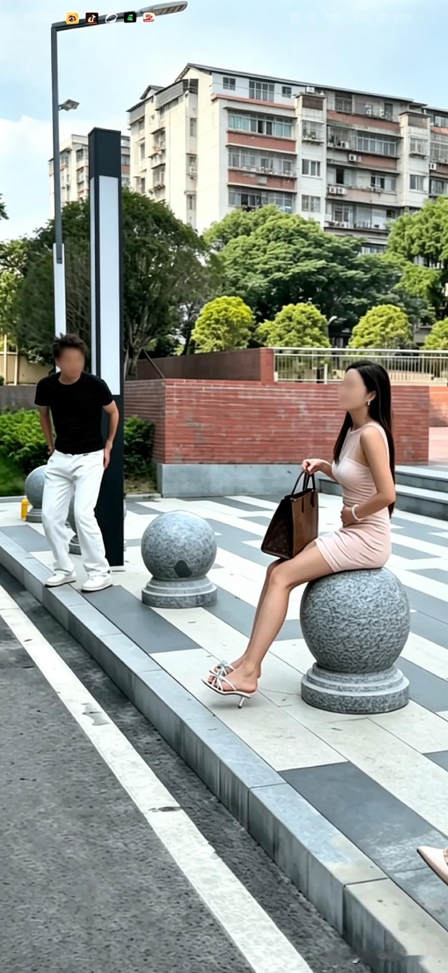 网传三伏天里被太阳晒得滚烫的石墩子，坐上去竟有奇效，今儿个可算见到现场版了😂。
