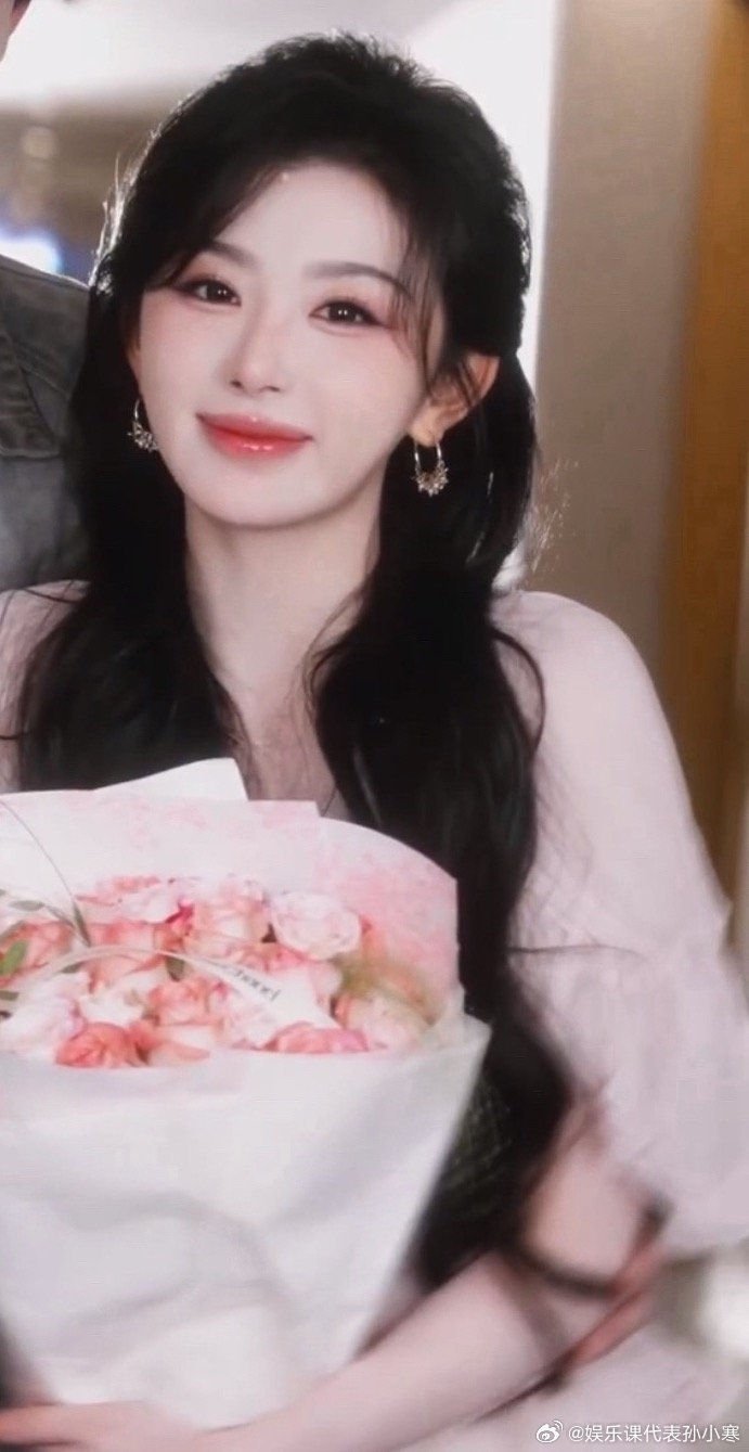 孔雪儿从一束花开始要被这个❄️咪美晕惹😚😚!!!!孔雪儿