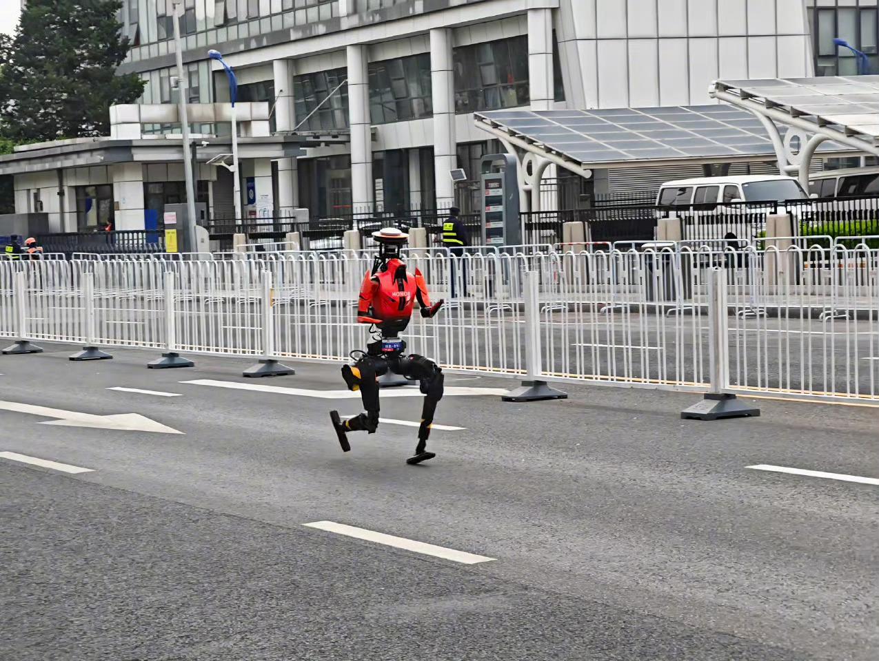 ⁠人民日报对话机器人半马冠军队 子弹兄⁠刚看完了人民日报新媒体对话了亦庄机器人半