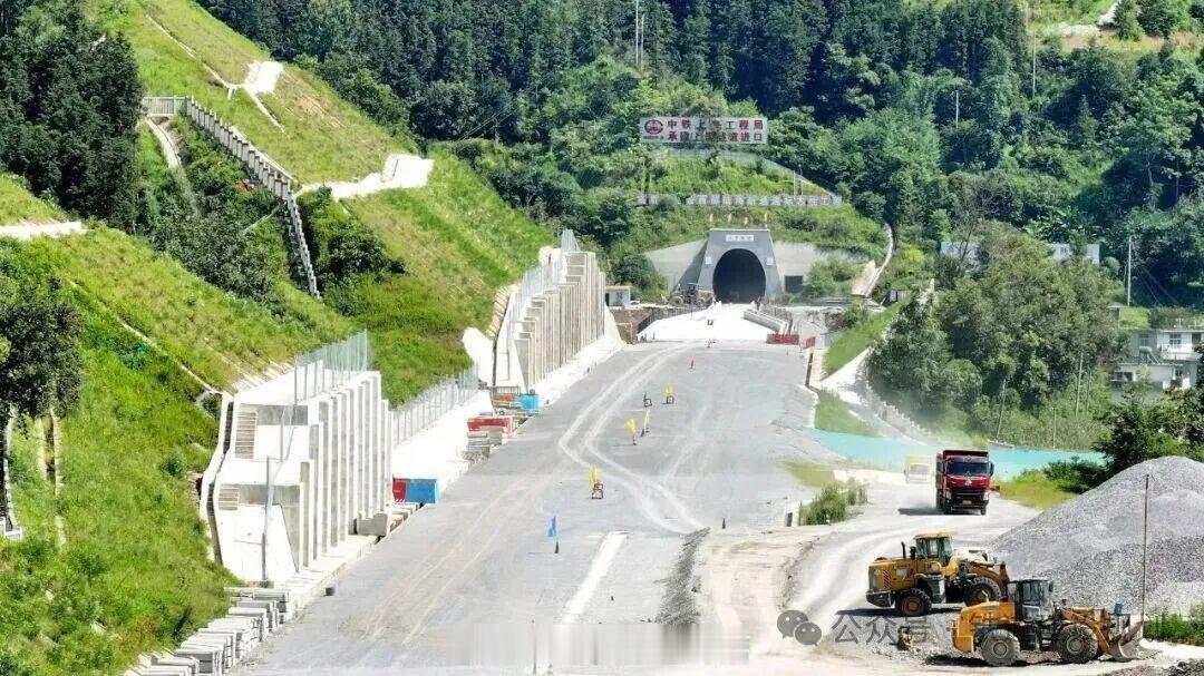 国铁头条【黄百铁路广西段桥隧建设迎突破】右江日报讯：7月23日上午，那蒙澄碧河特