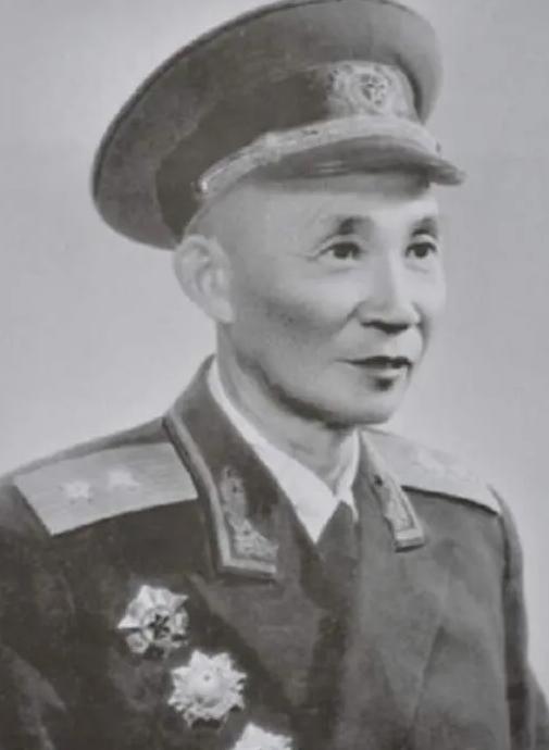 1949年，何德全将军在家里与儿子用餐，吃着吃着，儿子突然放下手中筷子，对父亲说