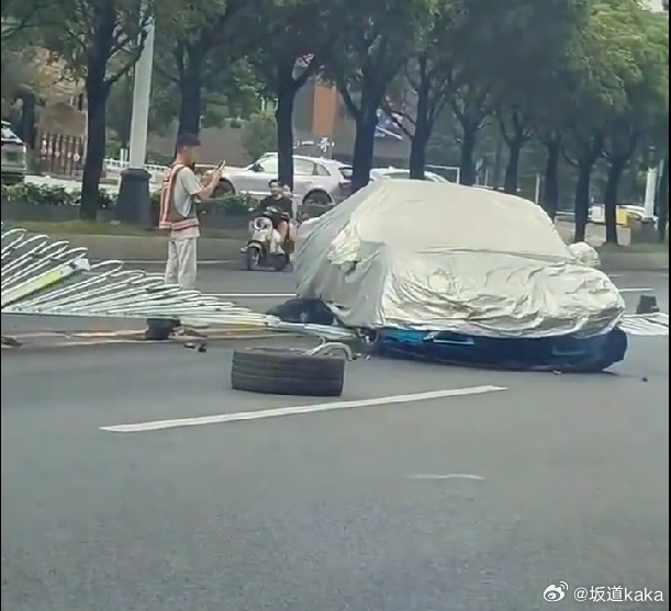 车辆事故后为啥先盖遮丑布 要不怎么说我新建的那个群里都是宝，前几天就参悟了一个道