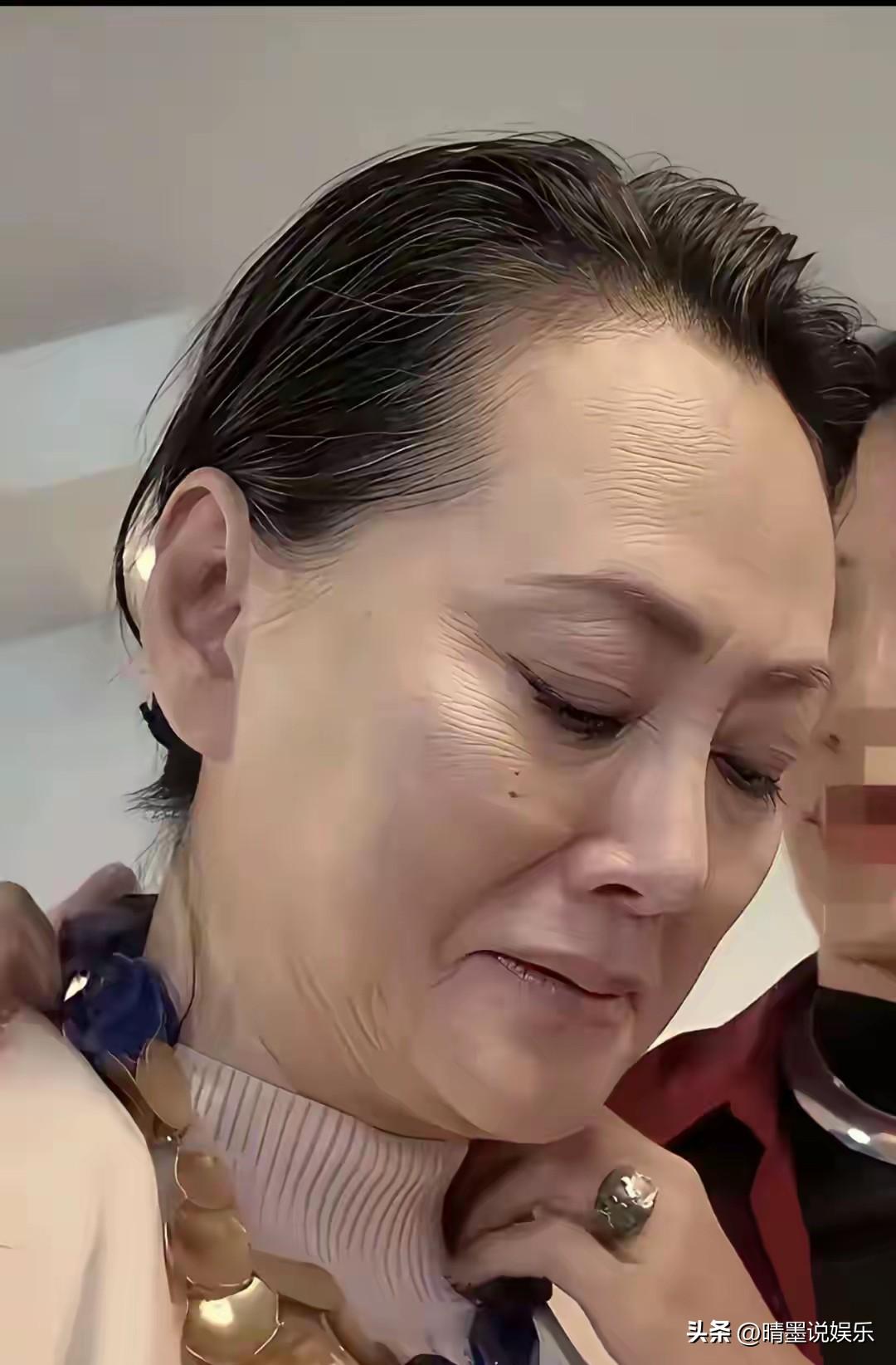 真是美人迟暮啊！
当初她也是容貌倾城的女明星，
如今看着比圈内同龄人憔悴老态很多