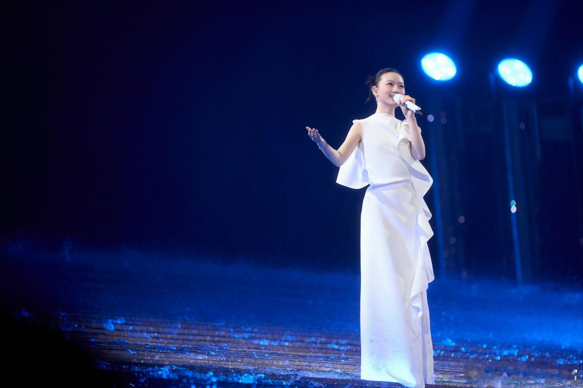 单依纯好争气 用歌声为体育健儿助威！全运会开幕式上《天海一心》的演绎治愈又有力量