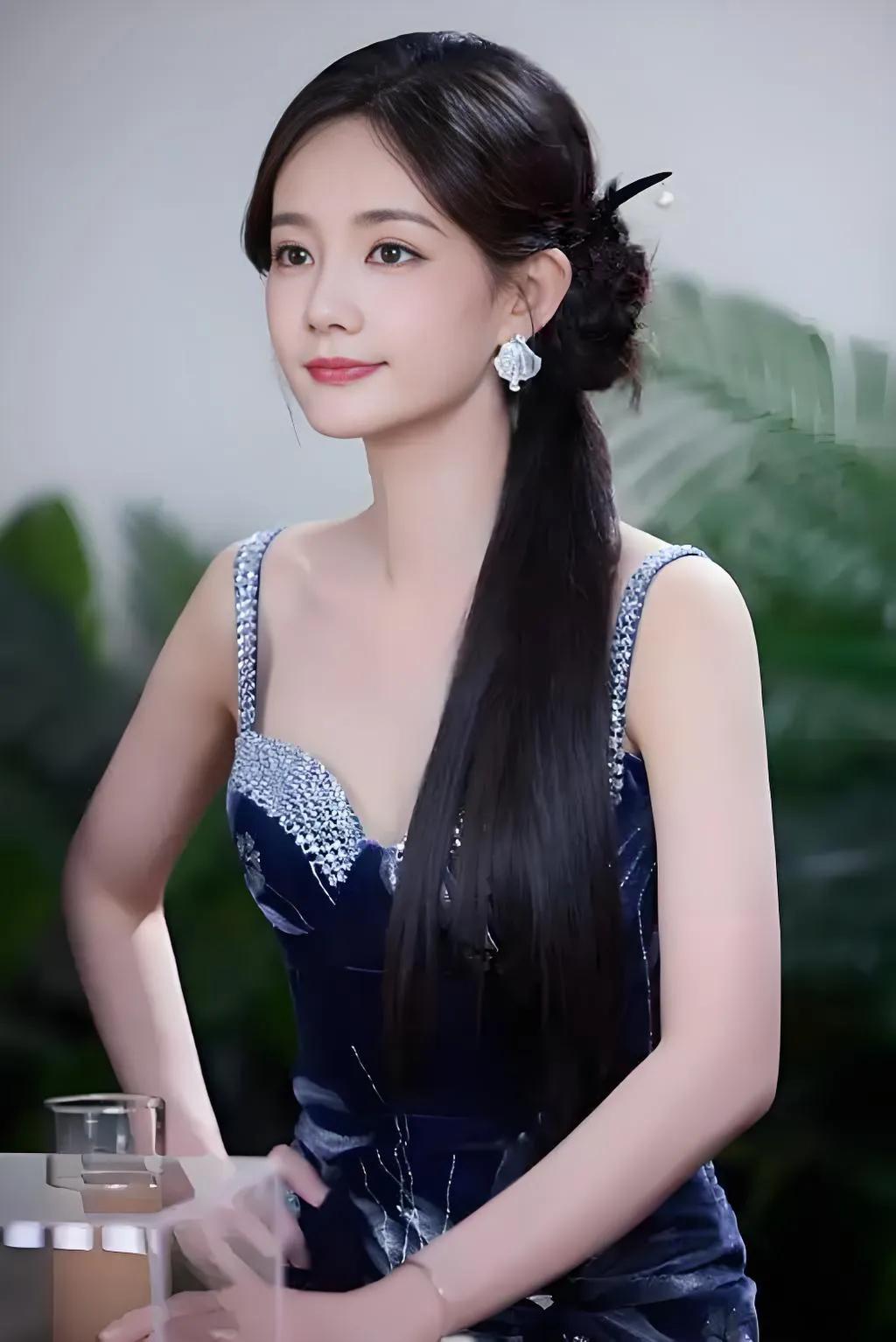 李一桐美不美李一桐很美，是那种温婉清新又不失明艳的美。她脸型圆润流畅，线条柔和，