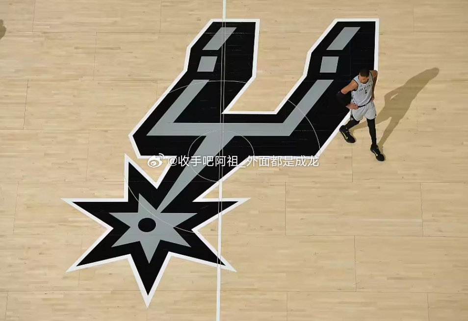 NBA常规赛继续进行，马刺客场127-113大胜勇士，豪取10连胜。这是马刺本赛