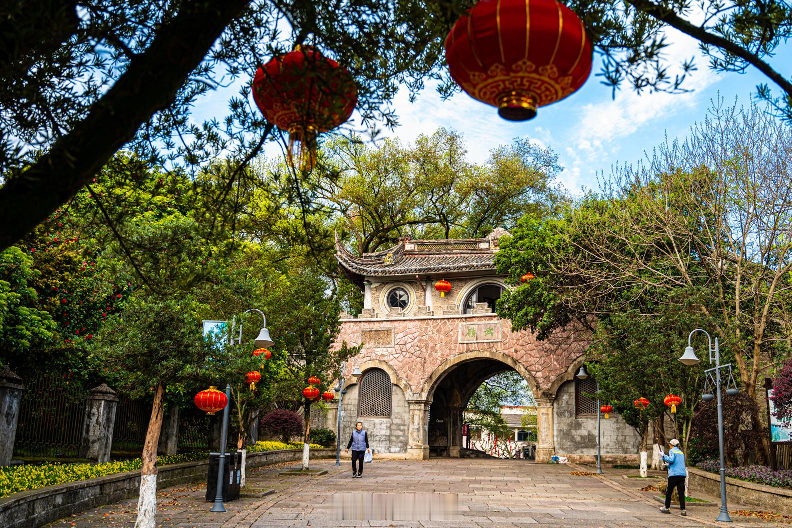 早上起来，武岭西路上人还不多，晨风中带着剡江温润。其实想去溪口很久了，而去了以后