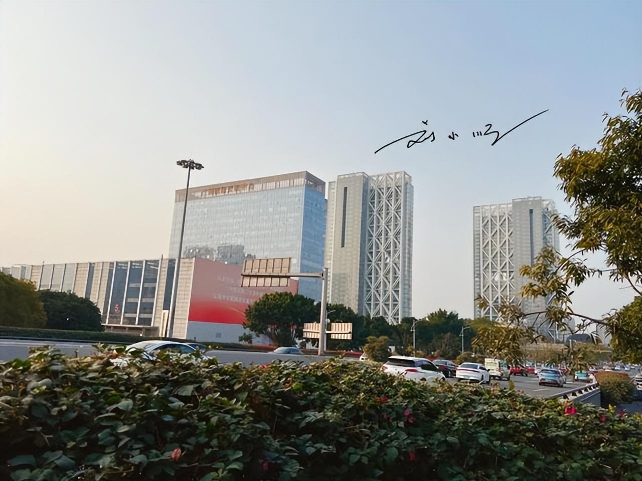 广州市海珠区有个新CBD，据说会成为下一个珠江新城，房价已冲天？

说起广州，肯