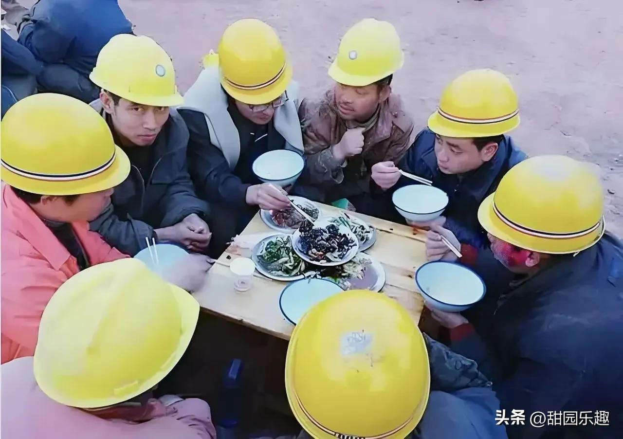 “难道就没有活路了吗？”在浙江，有 10 个农民工，他们觉得餐馆的饭菜太贵，总是