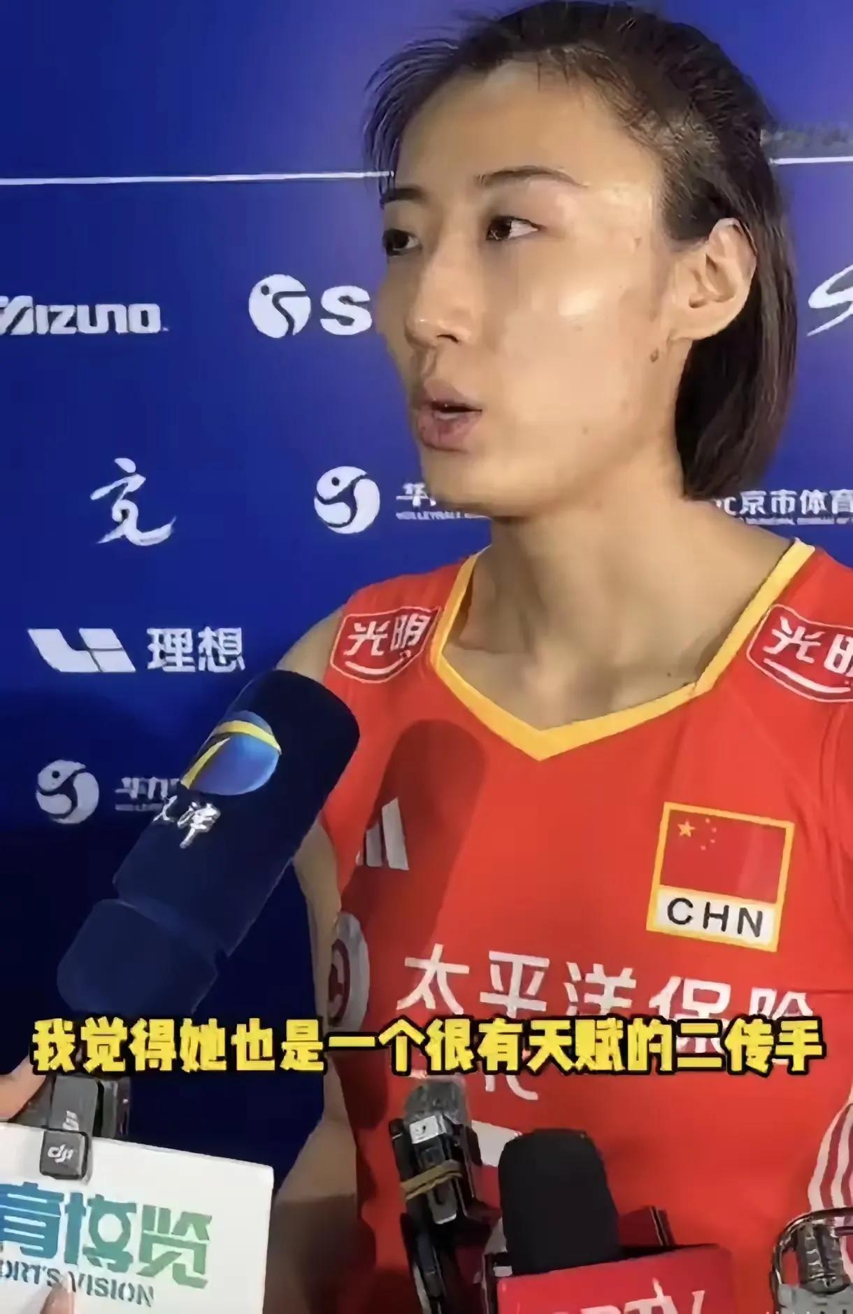 现场观众为中国女排齐唱，歌唱祖国队员们向观众鞠躬致谢，真是很感动我们的球迷依然爱