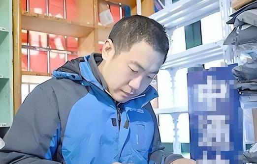 2016年，送了6年快递的博士谭超，拉着考博失败的女友一起送快递。谁料，他的大学