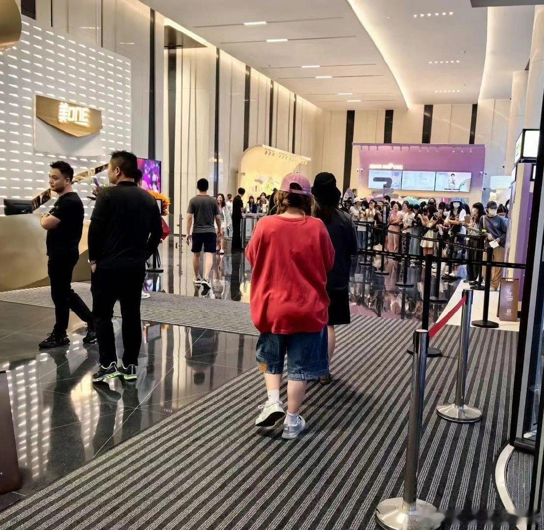 #王星越线下人气路透#王星越能够走到今天也是一步一个脚印的踏踏实实的用角色换来的