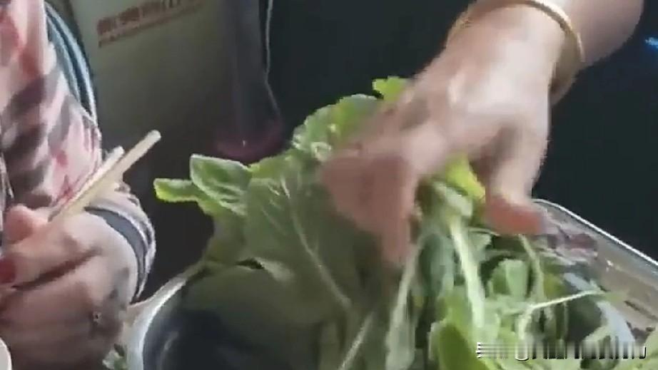 南方女婿陪媳妇回东北老家，一桌子菜， 让女婿觉得很意外！

据视频10月2日报道
