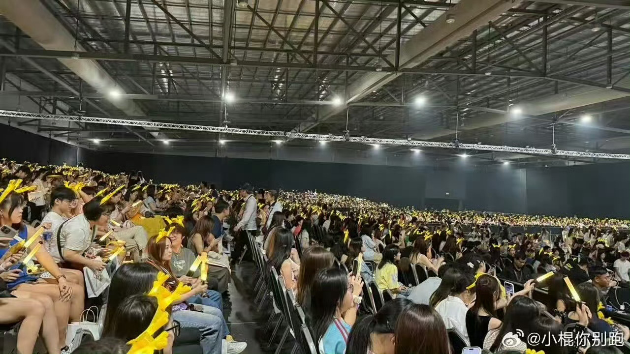 鹿晗的海外人气鹿晗新加坡 鹿晗海外巡演王者归来！新加坡场人气爆棚，用实力证明什么
