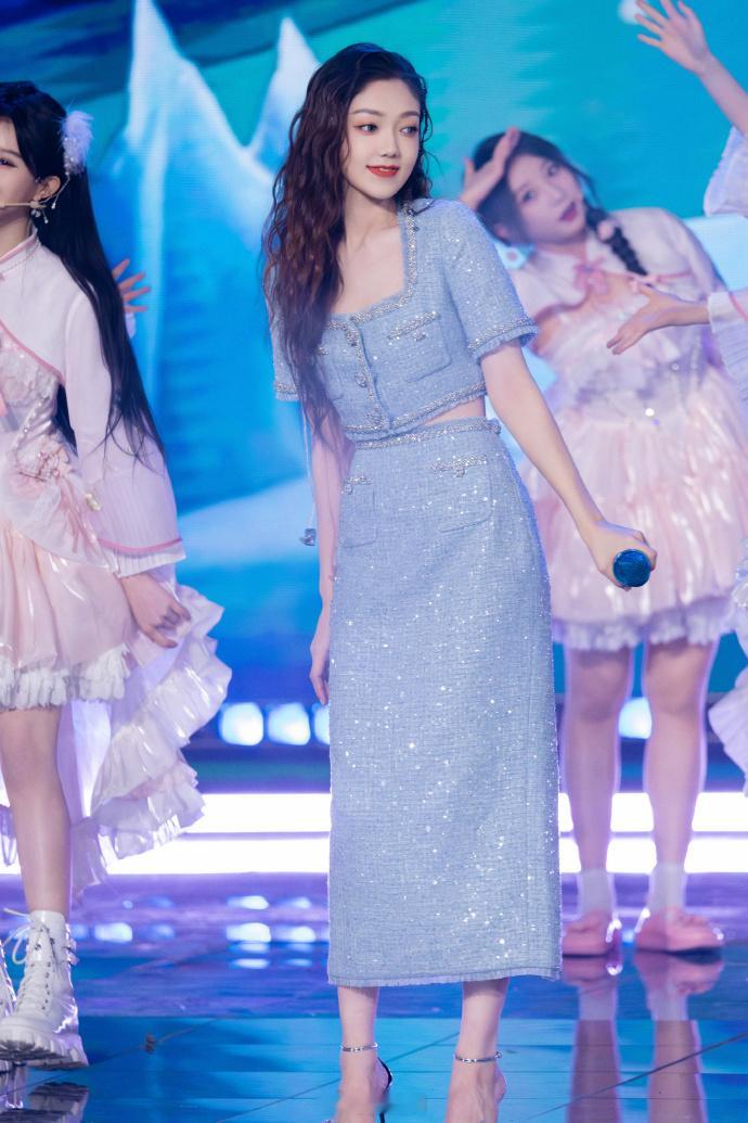 希林娜依高“航天之夜”造型 