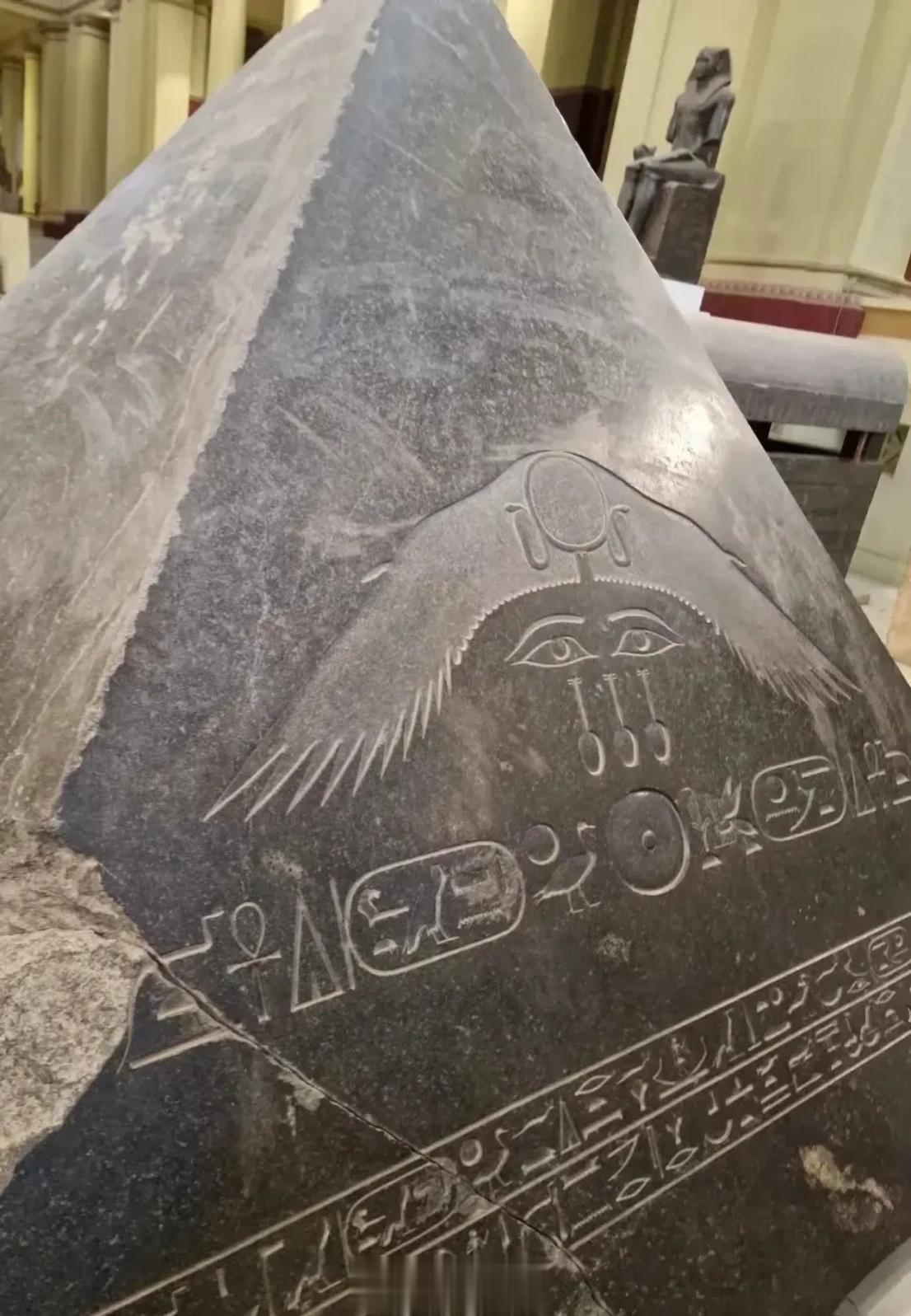 #请大英博物馆无偿归还中国文物#大英博物馆掠夺的埃及金字塔尖，在塔顶风吹雨打几千