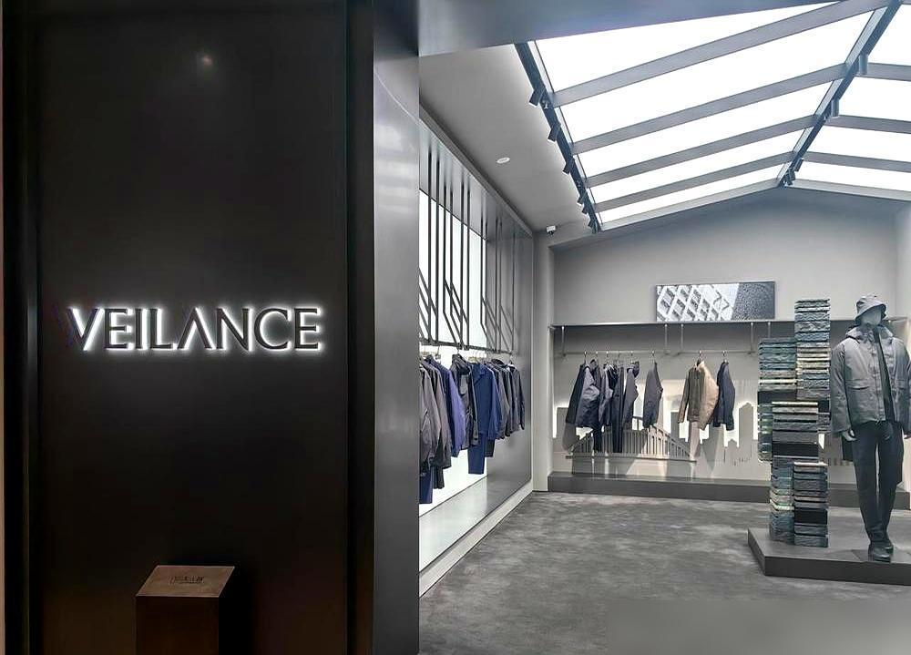 哪怕衣服上一个显眼的字母都找不着，这层1800美金的“变色龙皮”照样能让35岁以