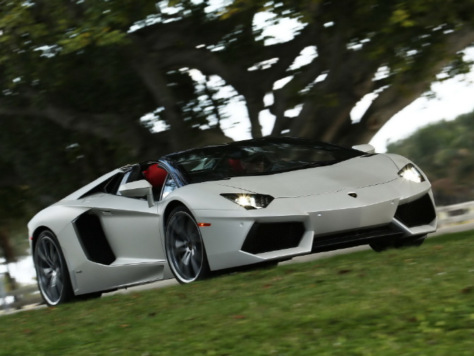 Aventador 敞篷版，说实话，兰博基尼这车是真帅 