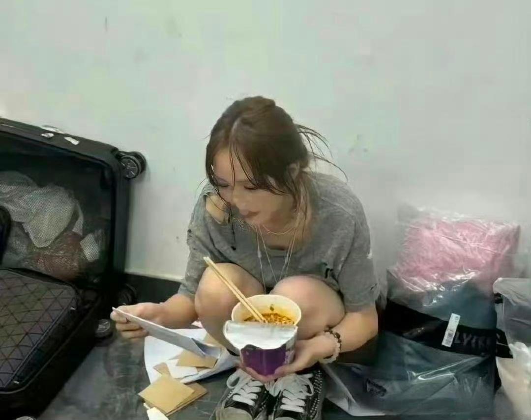 刚想说孟佳的鞋也太脏了，直到看到干净的鞋带才反应过来 