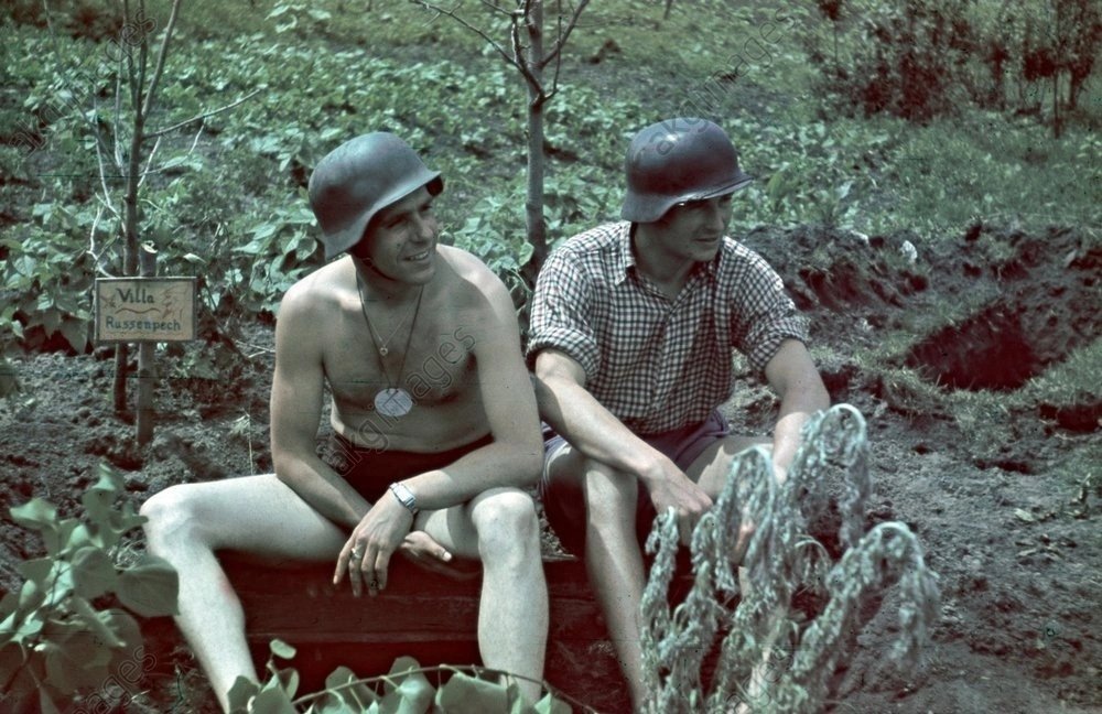 国防军第297步兵师牧师阿洛伊斯·贝克 (Alois Beck) 随军拍摄，对斯