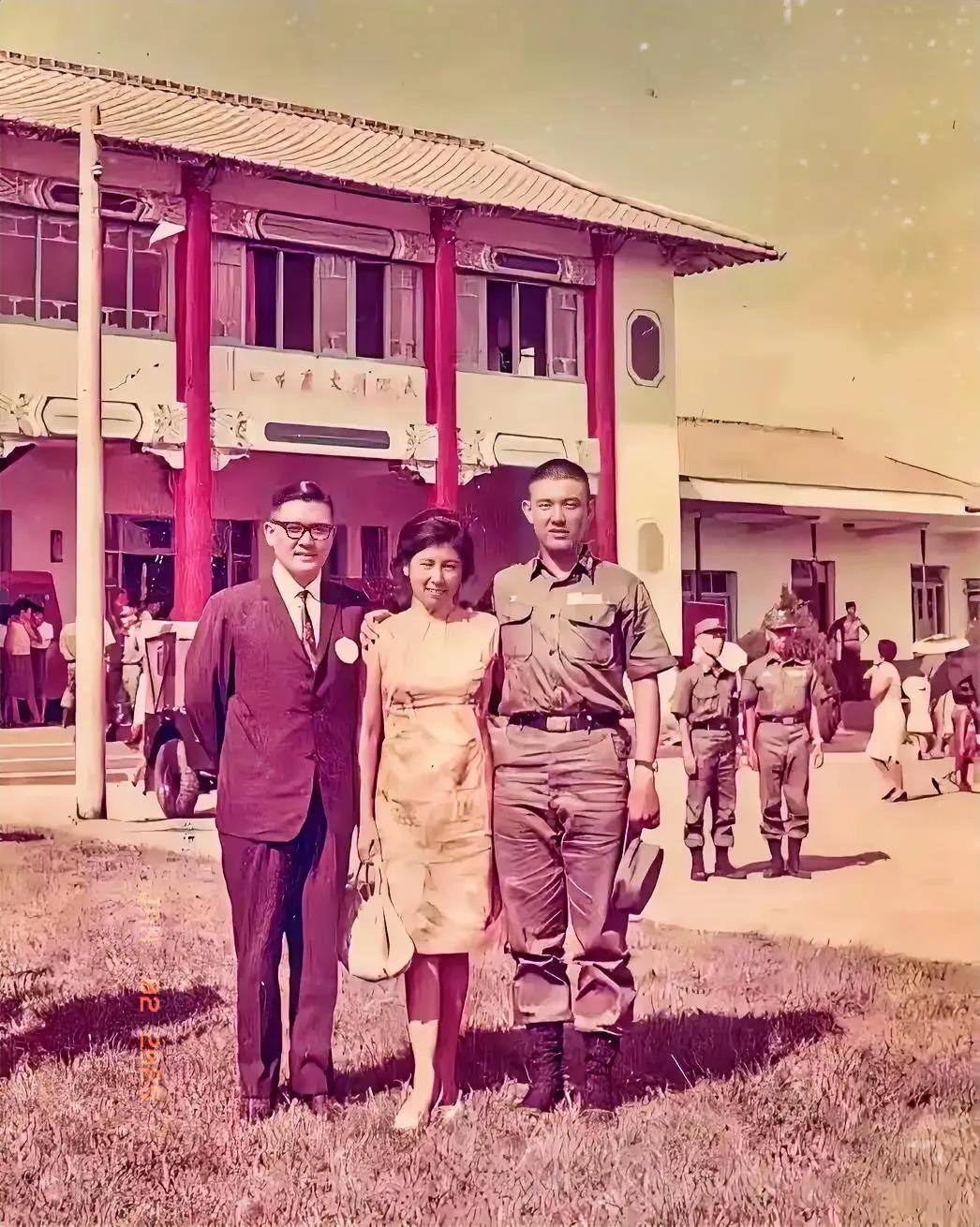 1968年
正在服兵役的马英九先生和父亲马鹤凌母亲秦厚修的合影。