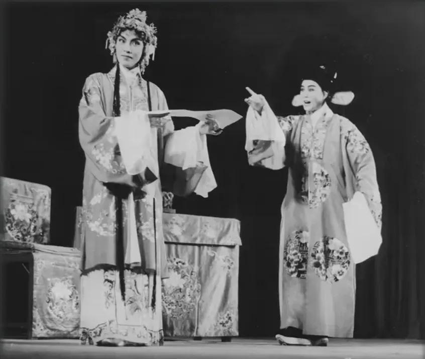 《空音盒》这戏不知是王文娟先演还是金采风先演，一般情况王文娟 金采风是AB角
袁
