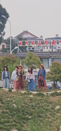  李静出道33年的首张站姐图金白开在大理拍到了内娱40加女团 早就期待静姐的中女