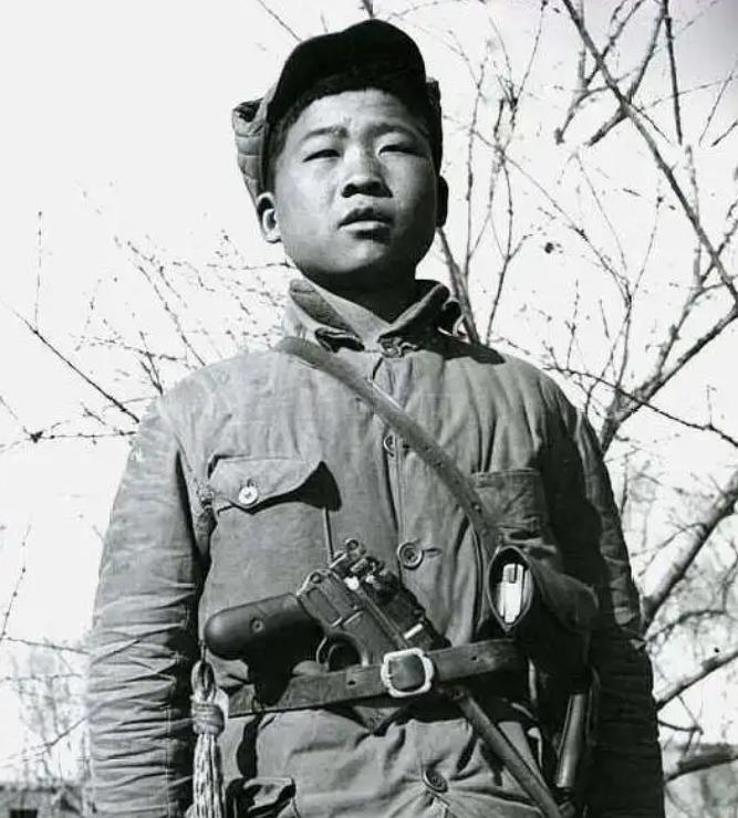 1942年，小八路宋双来执行任务途中意外遭遇敌人，情急之下闪身躲入路旁的高粱地隐