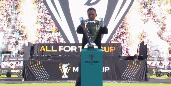 纳什把美职联季后赛冠军奖杯带进球场，梅西率领迈阿密国际众将出场！都起来了吗！迈阿