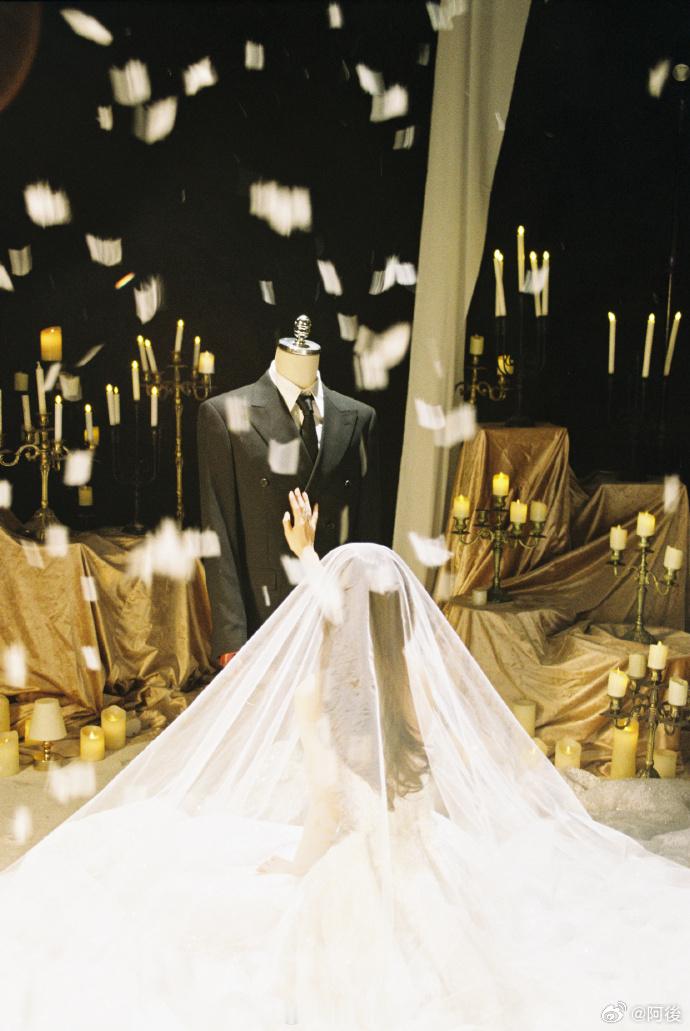 徐若晗晒温夏婚纱照真的被狠狠惊艳到！婚纱一穿，温柔气质直接焊在身上，笑容甜而不腻