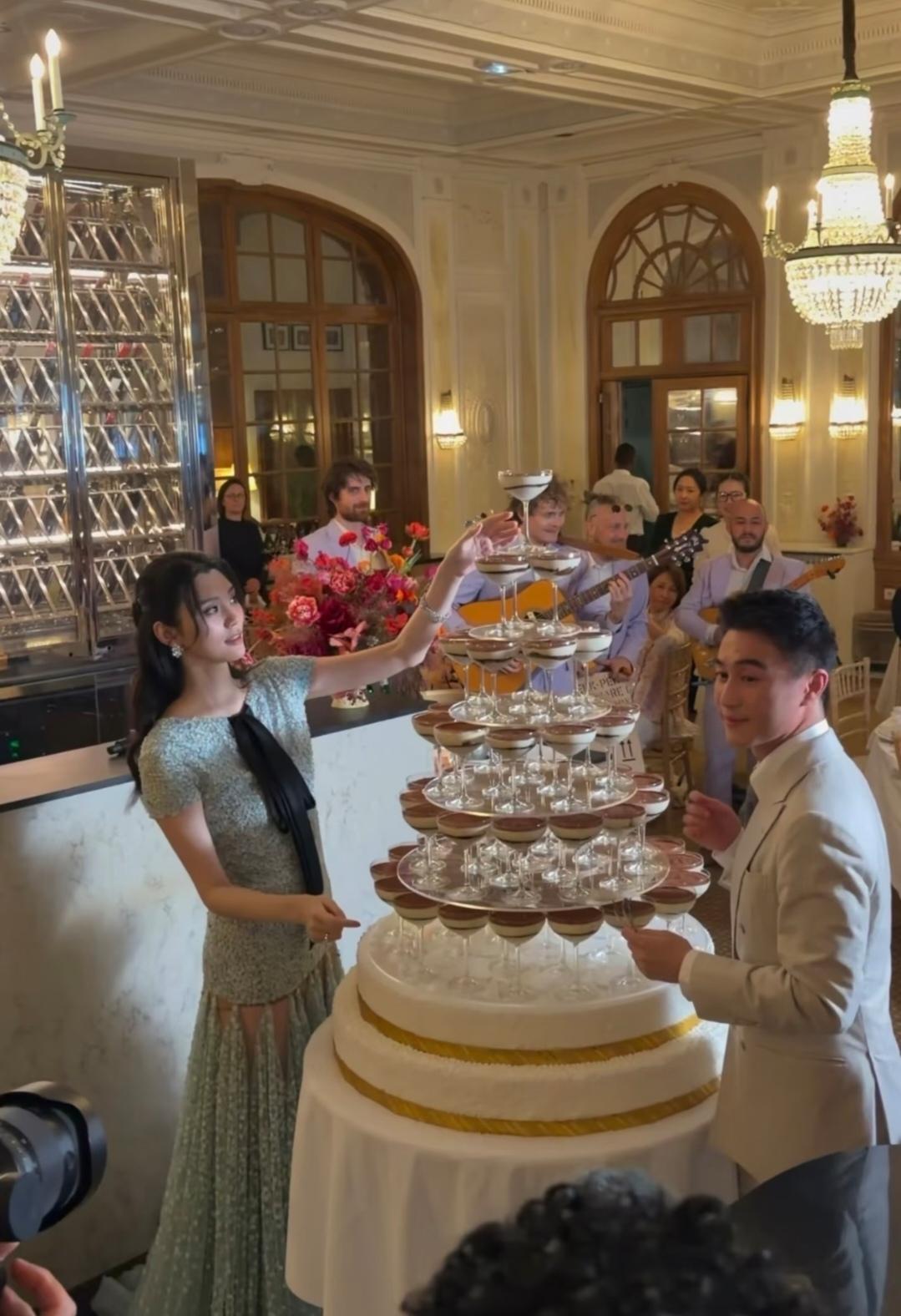 参加奚梦瑶、何猷君法国婚礼的宾客目前曝光的有何猷君的好兄弟王嘉尔、何猷君妹妹何超