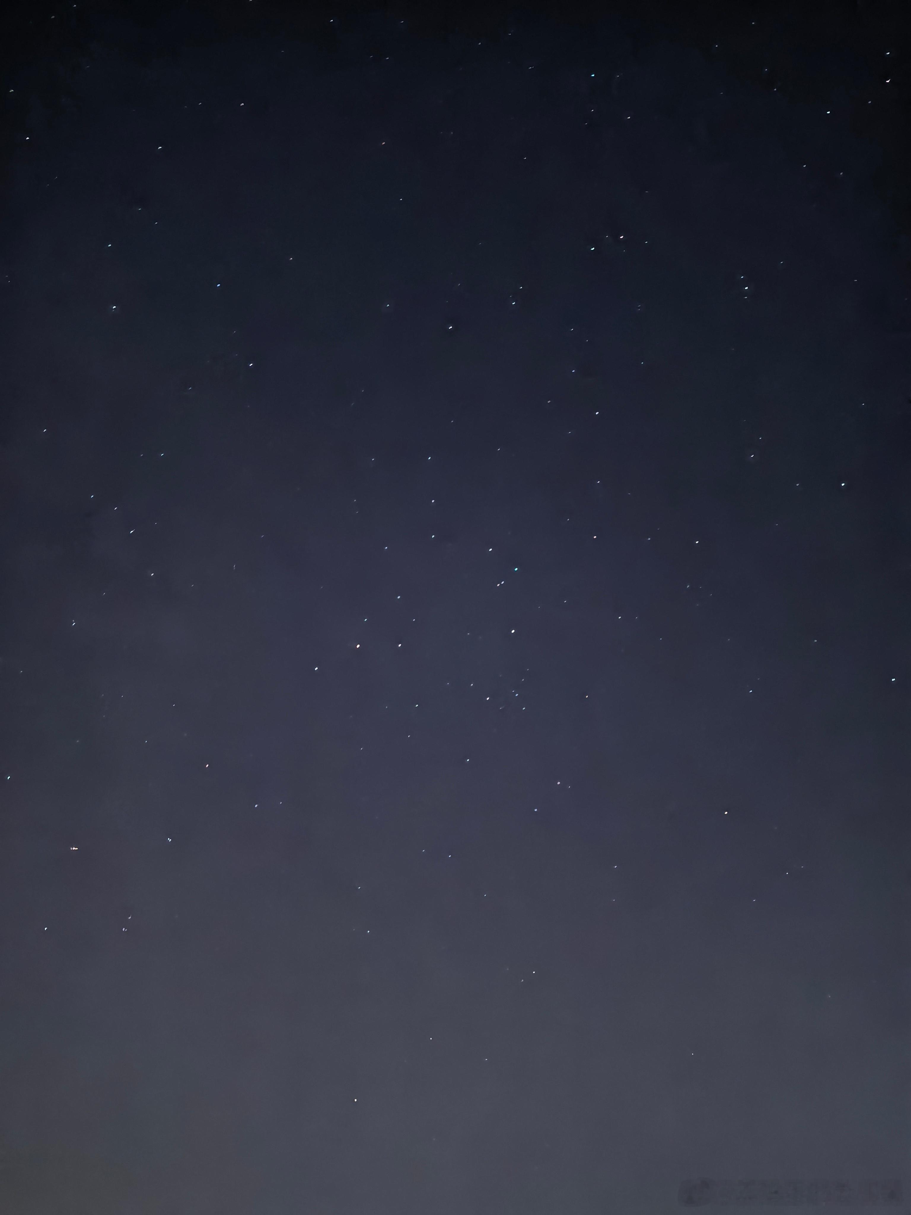 不必遗憾别离。你在星河安稳。我在人间惦念。 