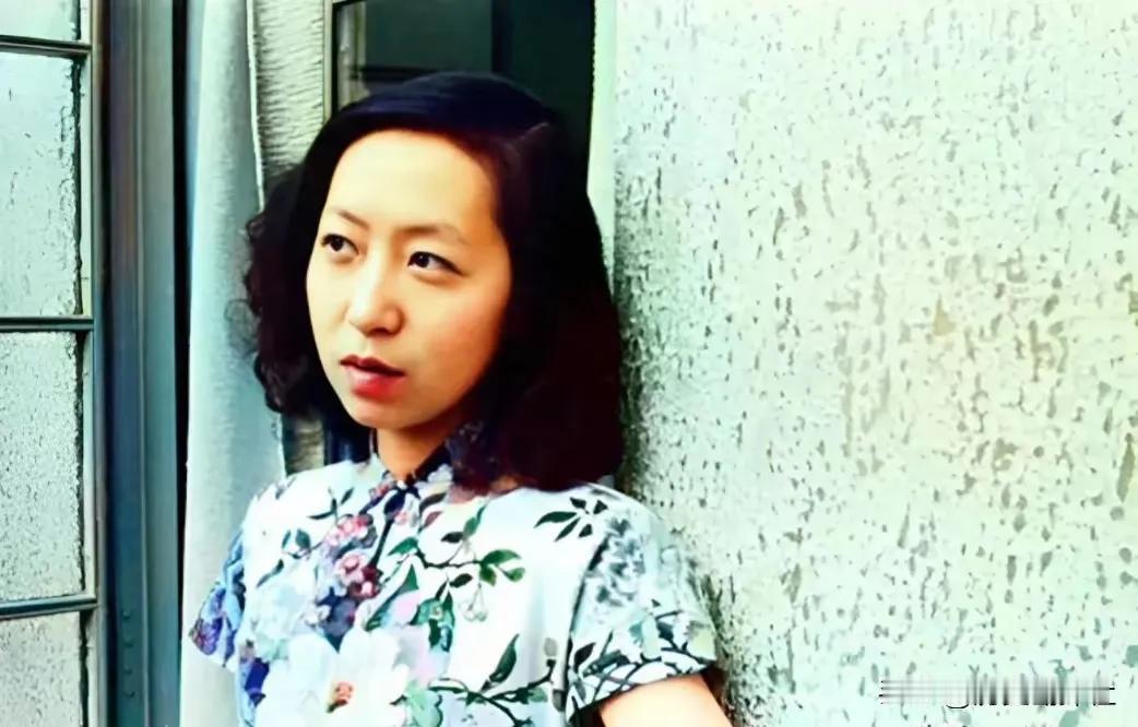 1952年7月，张爱玲坐在弄堂里，静静地喝着龙井茶。突然，弄堂的蝉鸣停了，她的心