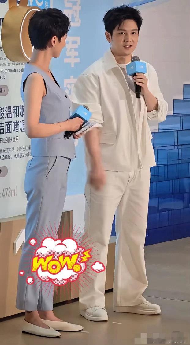 樊振东旁边的女主持人都穿了平底鞋！上海环球港今天的活动，不知道大家有没有发现亮点