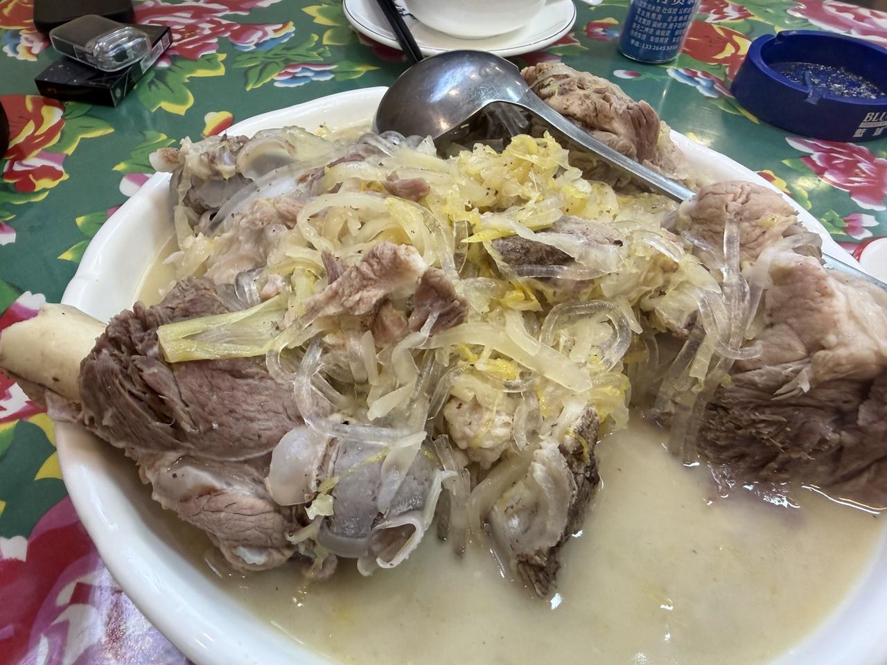 近期和几个老友经常过去一家东北菜馆打卡，其实多好吃真的说不上，就是家常味道，但是