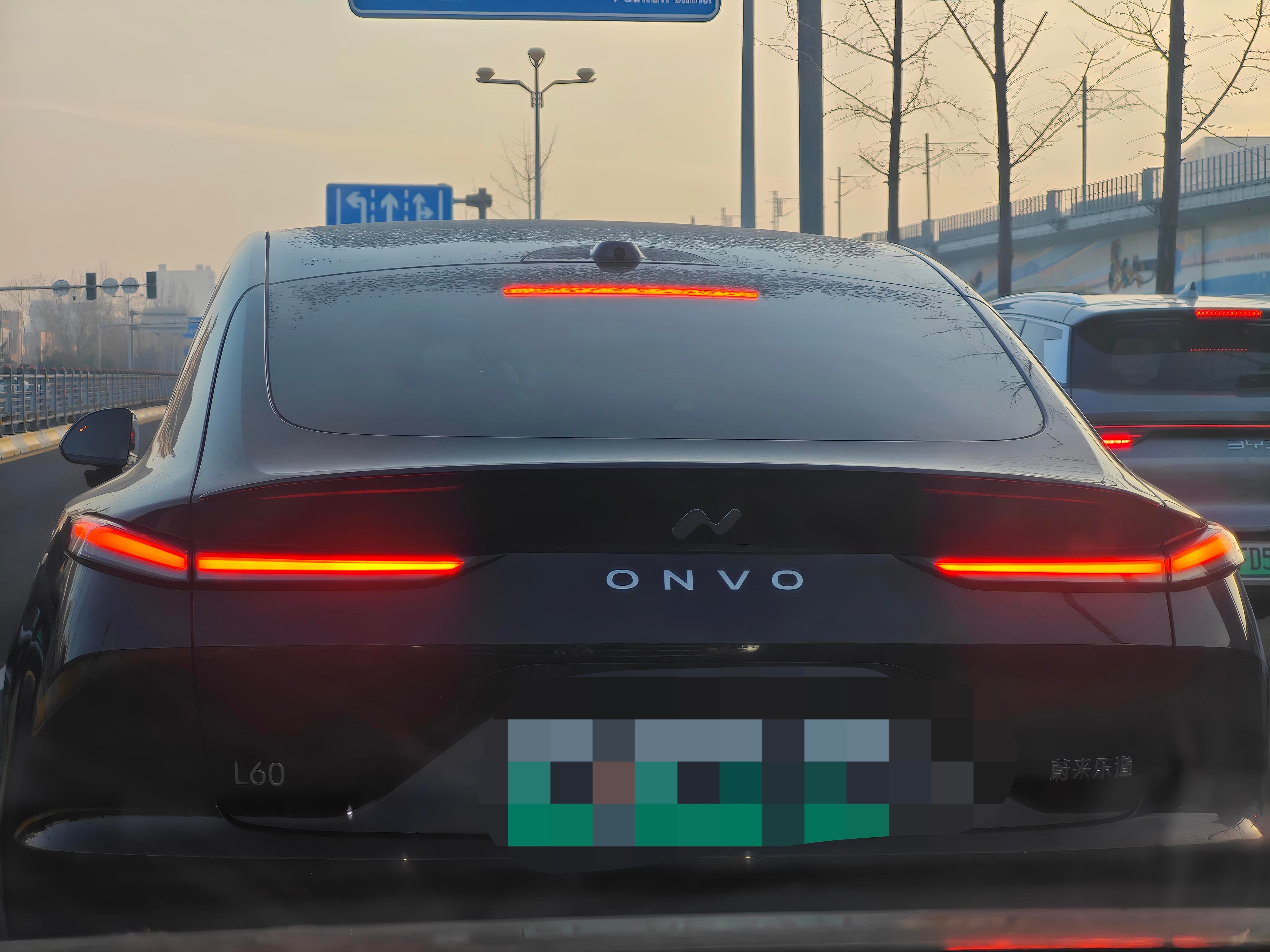 路上看见一辆蔚来乐道L60，家里领导问这是啥车？轮廓和特斯拉ModelY有点神似