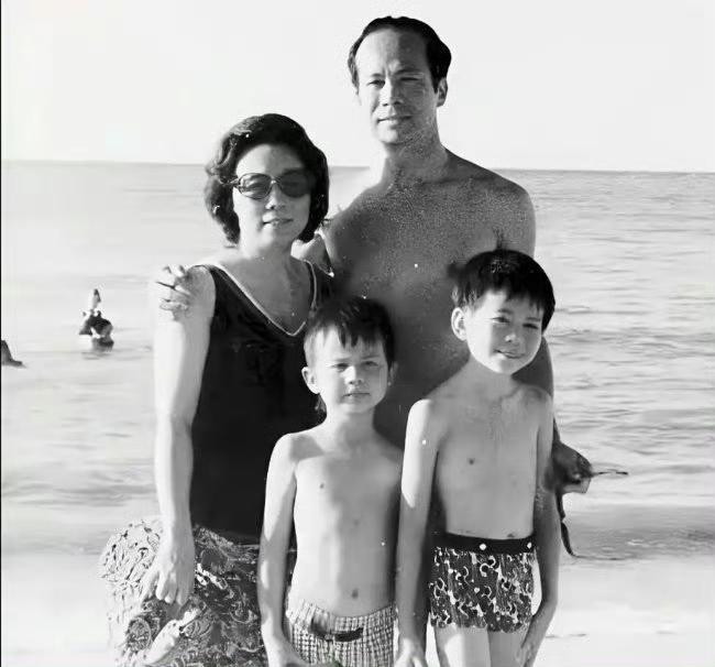 这是上世纪70年代一张珍贵的合影，定格了李嘉诚与妻子庄明月以及两个儿子同框的温馨