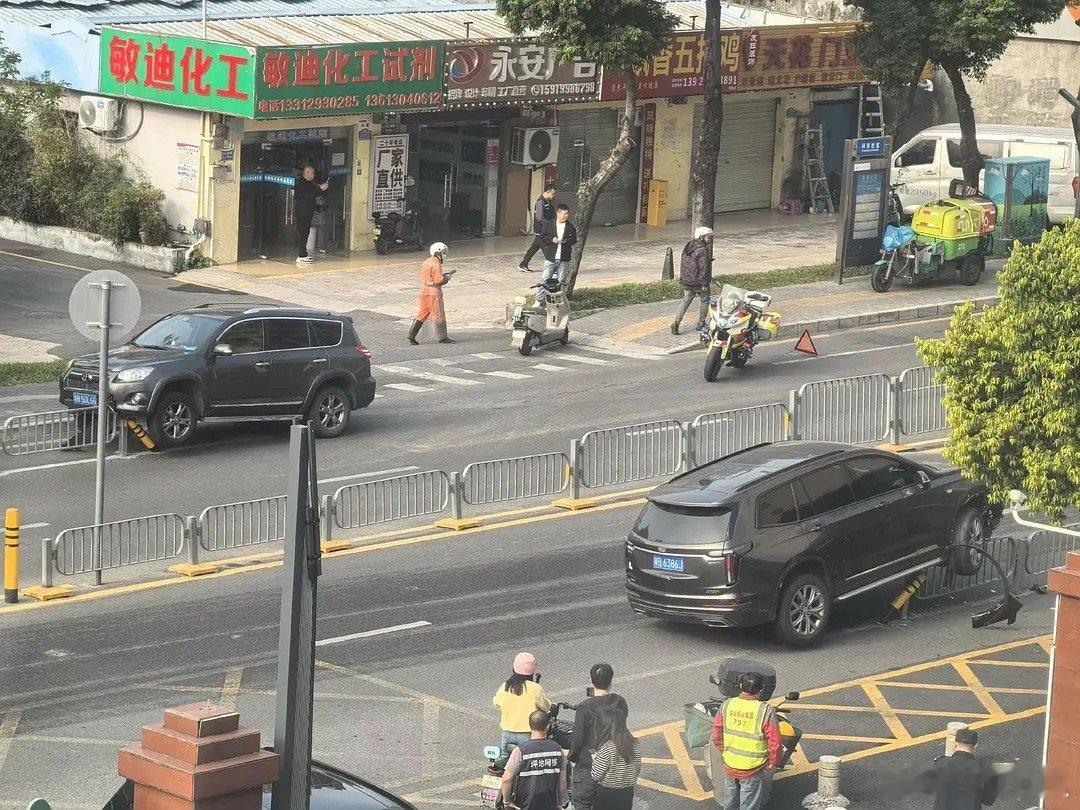 一个向左走，一个向右走 
