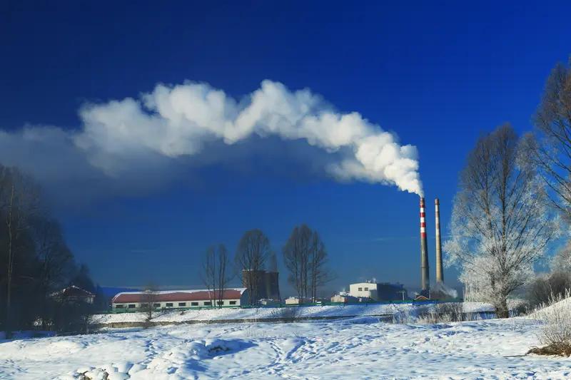 《赞供热》玉龙落地下大雪，周天寒彻冰封河。气温骤降十几度，室内暖暖赞供热。   