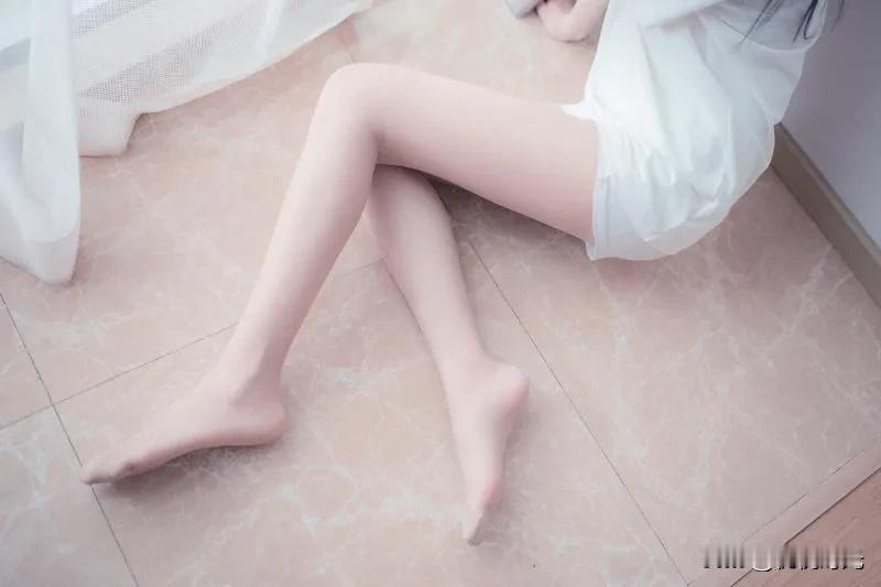 什么样的丝袜，能搭配得时尚不媚俗 丝袜想要搭配得时尚又不媚俗，颜色和款式可是关键
